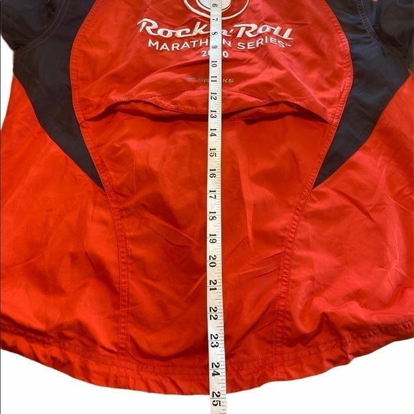 Brooks Chicago Rock n Roll Essential Race Jacket M - Picture 10 of 11